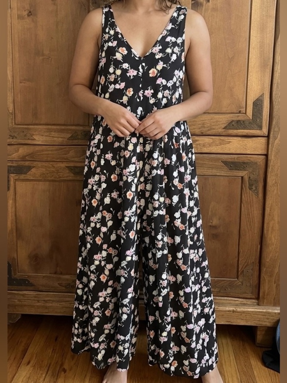 Black Floral V-Neck Maxi Dress size Large Guc w very wide open legs